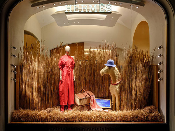 Top 10 Summer Store Window Display Ideas for 2023 - SHIMMERWALLS