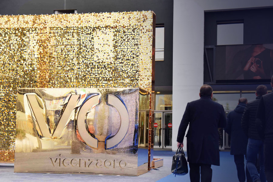 A gold shimmerwall at a jewellery exhibition.