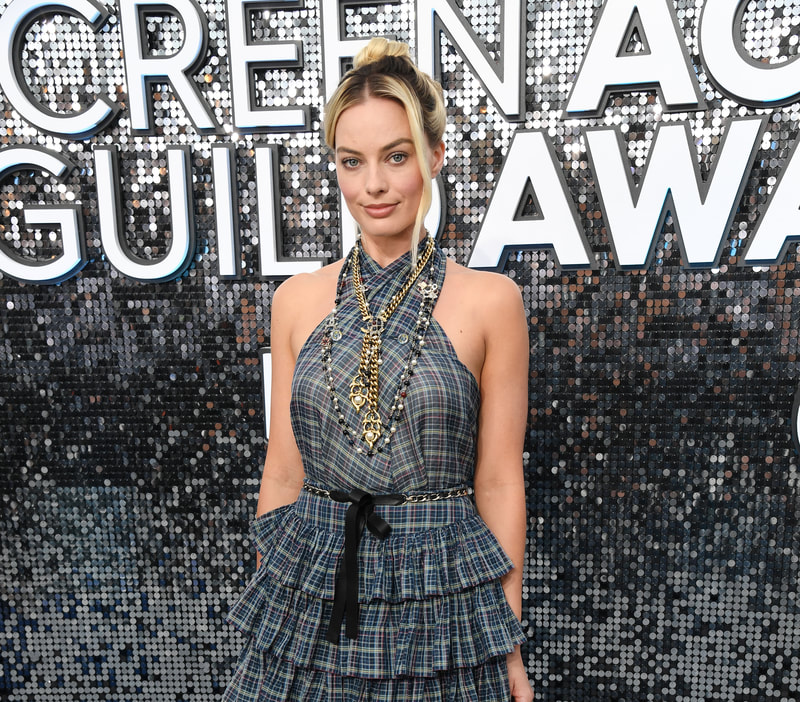 Margot Robbie posing in front of our Shimmerwall display at the SAG awards 2020.