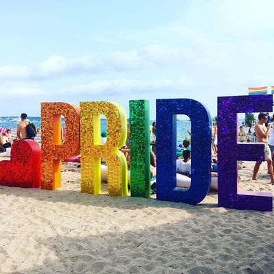 Idee per eventi in esterno per la manifestazione “Pride” utilizzando paillettes nei tipici colori del “Pride” 
